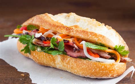  Bánh Mì Chả Thịt - Món Ăn Hấp Dẫn Kết Hợp Vị Ngọt của Thịt Xào với Nét Giòn Tan Của Bánh Mì?