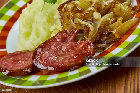  Himmel und Erde! A Celestial Dance of Black Pudding and Applesauce